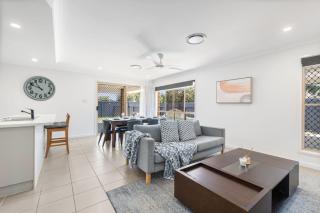 Cozy Family Home near Shops and Transport with Pool - 3