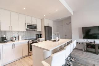 Modern 2BR Getaway with Balcony, BBQ and Parking - 1