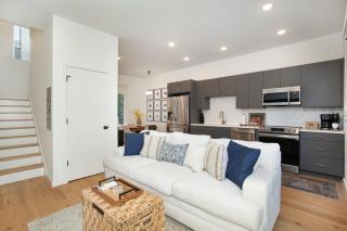 Cityscape Townhouse Near Market Square Downtown - 9