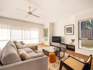 Elegant 5BR Family Home Modern Comfort in Rochedale - 0