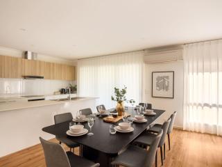 Elegant 5BR Family Home Modern Comfort in Rochedale - 9