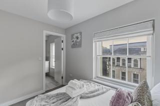 Stylish 2BR Retreat Steps from Kings Cross - 2