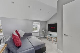 Stylish 2BR Retreat Steps from Kings Cross - 3