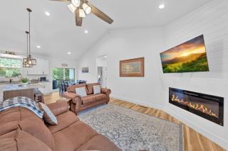 Sleeps 10, HotTub, Game Room, Views, Pet Friendly - 0