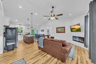 Sleeps 10, HotTub, Game Room, Views, Pet Friendly - 3