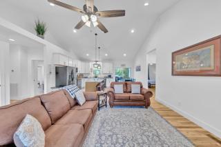 Sleeps 10, HotTub, Game Room, Views, Pet Friendly - 2