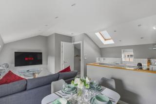 Stylish 2BR Retreat Steps from Kings Cross - 0