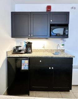 Landmark Resort-Updated Double Suite - 5