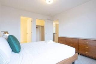2 Bedroom Modern Home & Close to Airport Downtown - 6