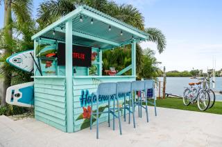 Waterfront Walk to Beach Pool Kayaks Bikes - 3