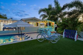 Waterfront Walk to Beach Pool Kayaks Bikes - 7