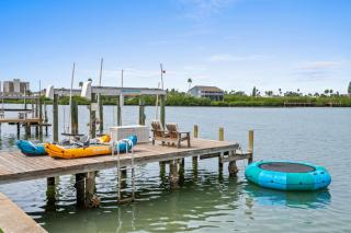 Waterfront Walk to Beach Pool Kayaks Bikes - 4