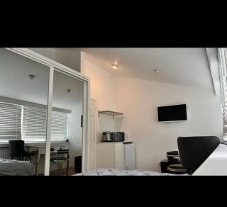 An En-suite with a mini kitchen and a work space - 0