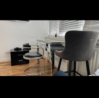 An En-suite with a mini kitchen and a work space - 4