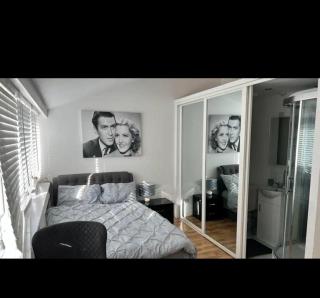 An En-suite with a mini kitchen and a work space - 2