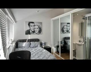 An En-suite with a mini kitchen and a work space - 1