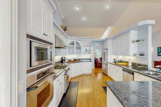 Sporthaven Beach House - 3