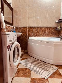 250 Очень теплые апартаменты с видом на Байтерек с 2 большими кроватями и диваном для 1-5 человек - 8