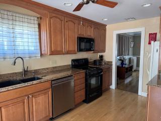 Superior St Lakeview Villa - 4