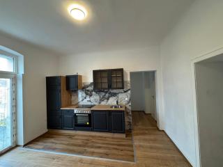 Centrally located large split-level apartment - 8