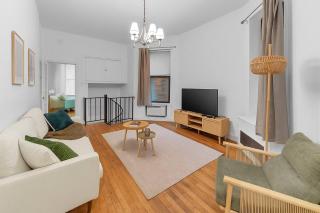 Inviting 2Bd Upper East Side Stay with Backyard - 3