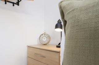 Spacious 6-Bed Home for Work Crews & Groups - 1