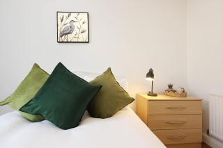 Spacious 6-Bed Home for Work Crews & Groups - 2