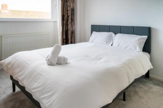 Cosy 3BDR Home with Workspace and Private Garden - 7