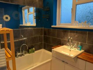 Cosy 3BDR Home with Workspace and Private Garden - 4