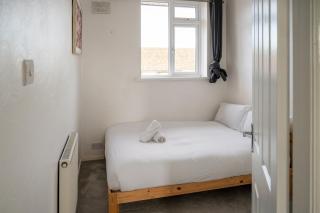 Cosy 3BDR Home with Workspace and Private Garden - 6