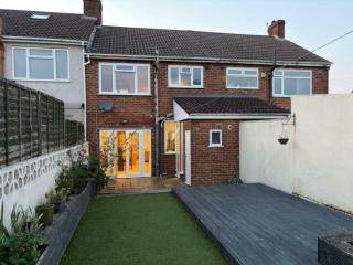 Cosy 3BDR Home with Workspace and Private Garden - 1