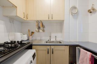 Light Filled 1BD Flat in the Heart of Stockwell - 9