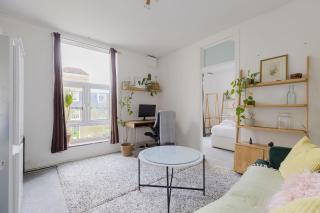 Light Filled 1BD Flat in the Heart of Stockwell - 0