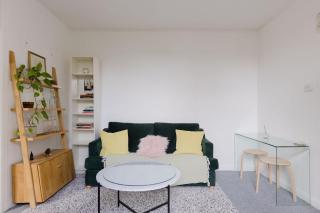 Light Filled 1BD Flat in the Heart of Stockwell - 3