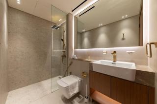 Modern 1BR Apartment with City View - 2
