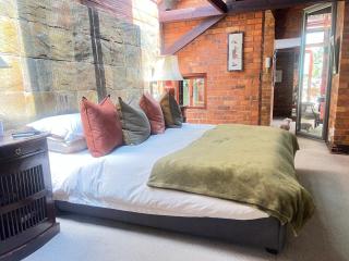 Sandton hideout luxury apartment - 8