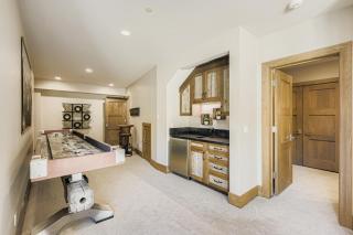 King Road Luxury Lodge, Private Hot Tub, Game Room, Media Room - 4