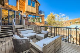 King Road Luxury Lodge, Private Hot Tub, Game Room, Media Room - 1