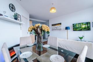 2BR City Heights Apt Sleeps 7 Parking & WiFi - 7