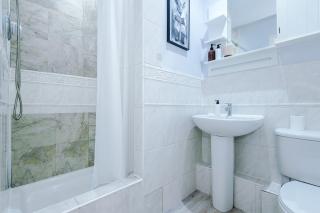 2BR City Heights Apt Sleeps 7 Parking & WiFi - 2