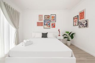 Unique Pop Art Decor 1 Bedroom Apartment - Garden, Pool & Beach Retreat - 2