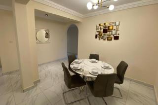 3 Bed Apartment Sleeps 6 - Parking Patio Wifi - 7