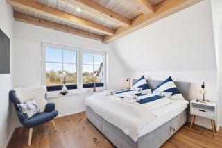 Rügenzauber Reetdachhaus mit Sauna u Kamin Strandnähe Garten - 2