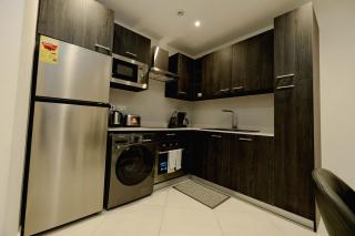 Luxury 2-Bed Apt with Rooftop Pool-Loxwood - 7