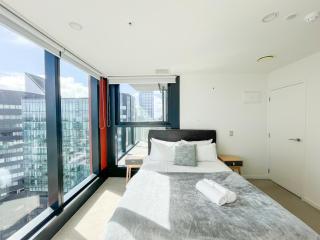 Panoramic City View High-Rise 2BR & Skytower-Adj - 4