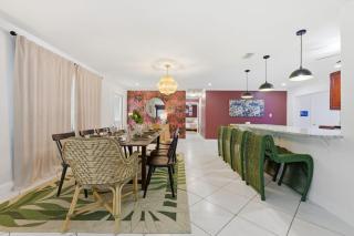 Sleeps 16 Golf Simulator Pickleball Pool Spa - 1