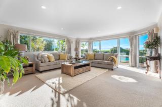 The Pond House by Homello Spacious Country Retreat with Pool & Pond - 8