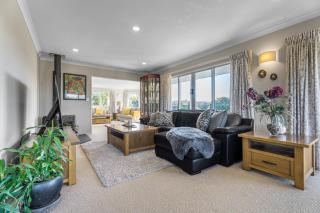 The Pond House by Homello Spacious Country Retreat with Pool & Pond - 2