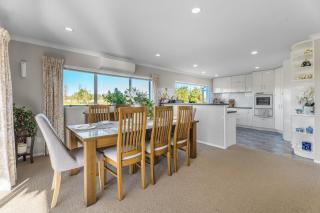 The Pond House by Homello Spacious Country Retreat with Pool & Pond - 1