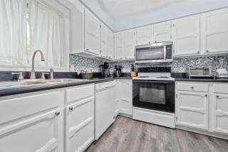 Luxury Living On Macotera Place - 5